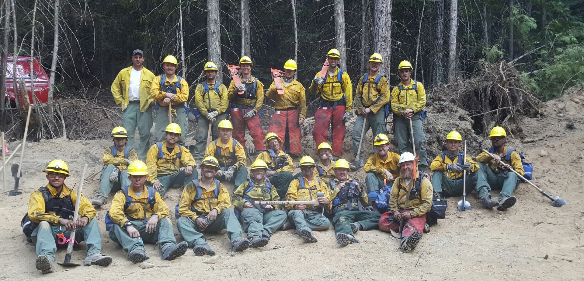 Group photo of Washington National Guard members and civilian wildfire fighters working together at the Sheep Creek Fire in August 2018.