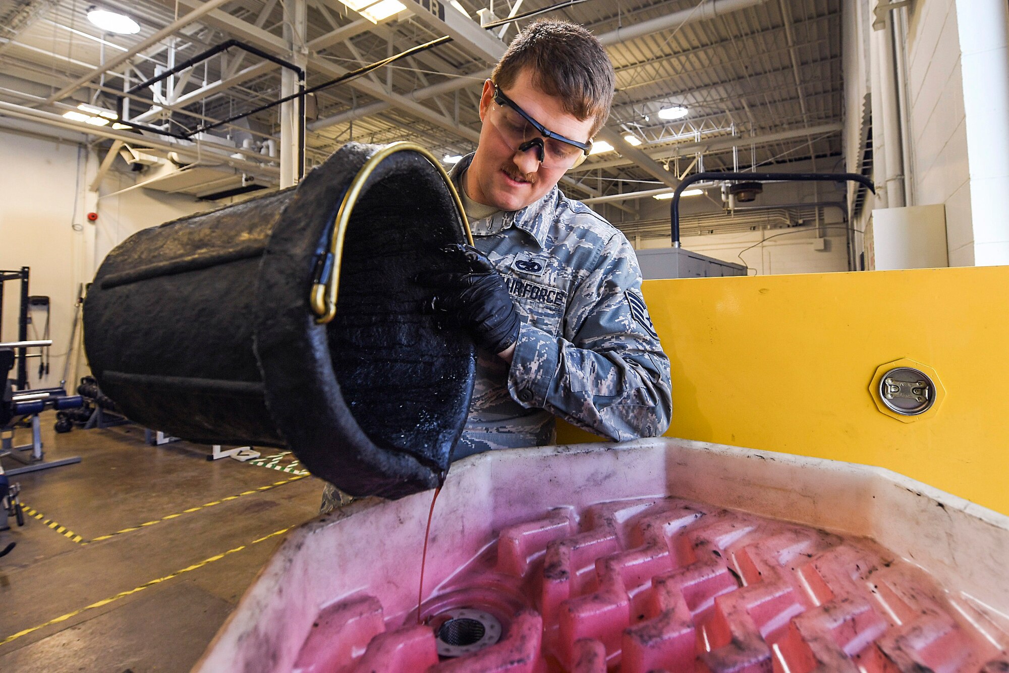 5th MXS pneudraulics Airmen work well under pressure