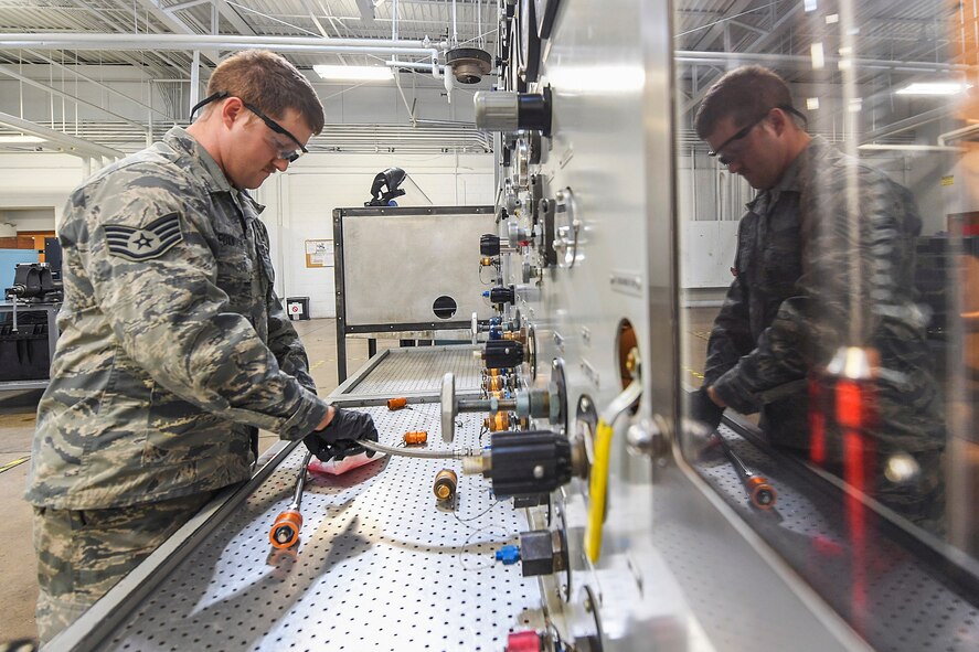 5th MXS pneudraulics Airmen work well under pressure