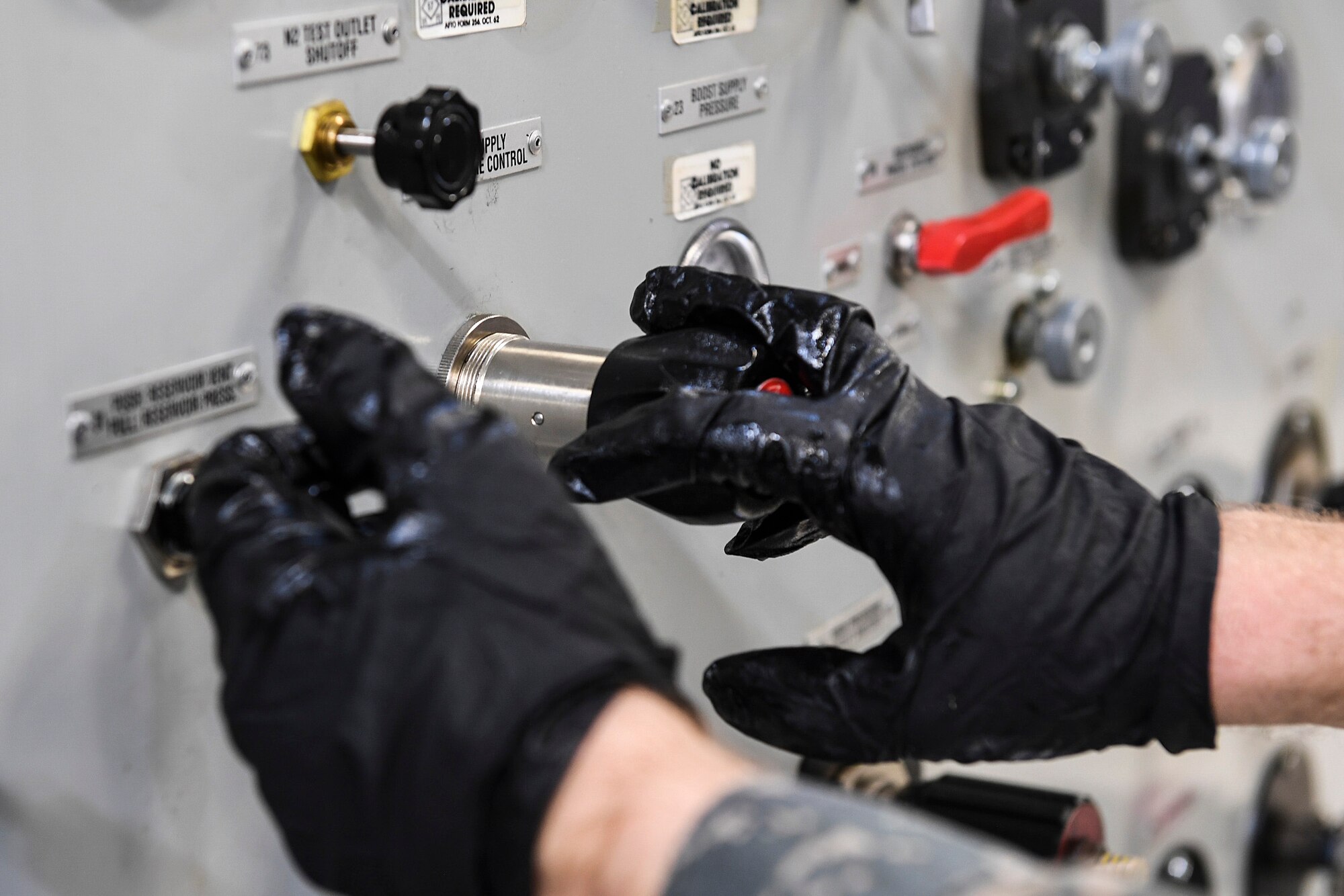 5th MXS pneudraulics Airmen work well under pressure