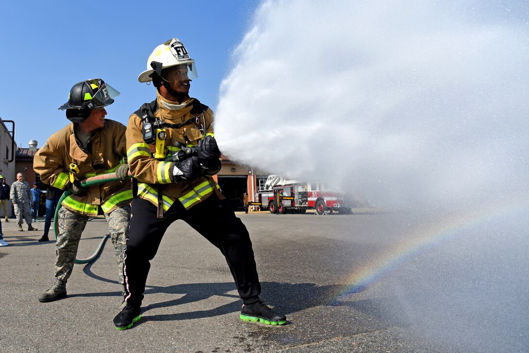 NFL players score Osan visit