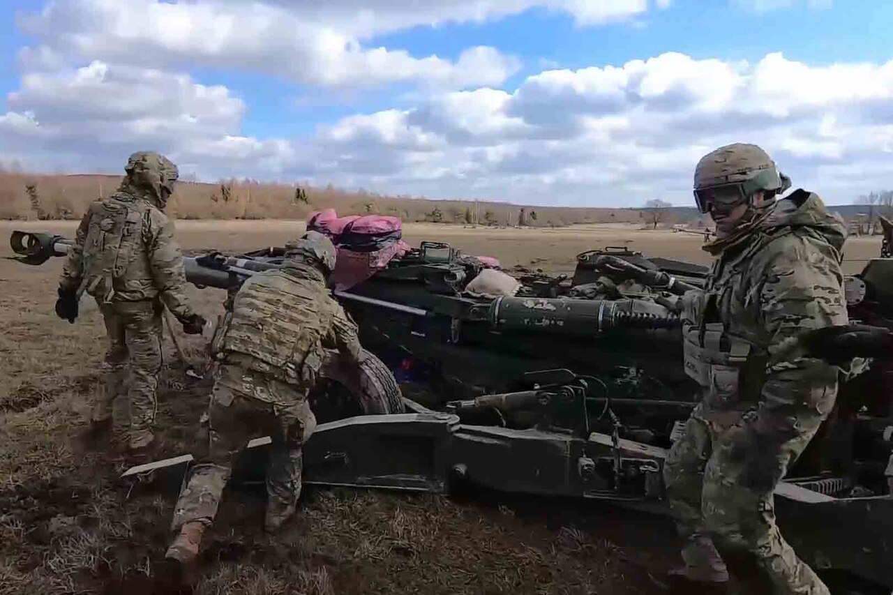 Soldiers prepare a howitzer to be transported