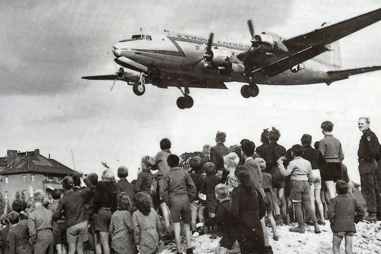 Plane flies low over crowd