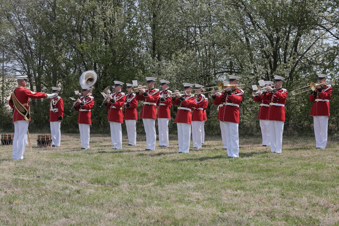 "The President's Own" United States Marine Band honored Vietnam War Medal of Honor Recipient Lt. Col. Howard V. Lee as he was laid to rest at Colonial Grove Memorial Park in Virginia Beach, Va.