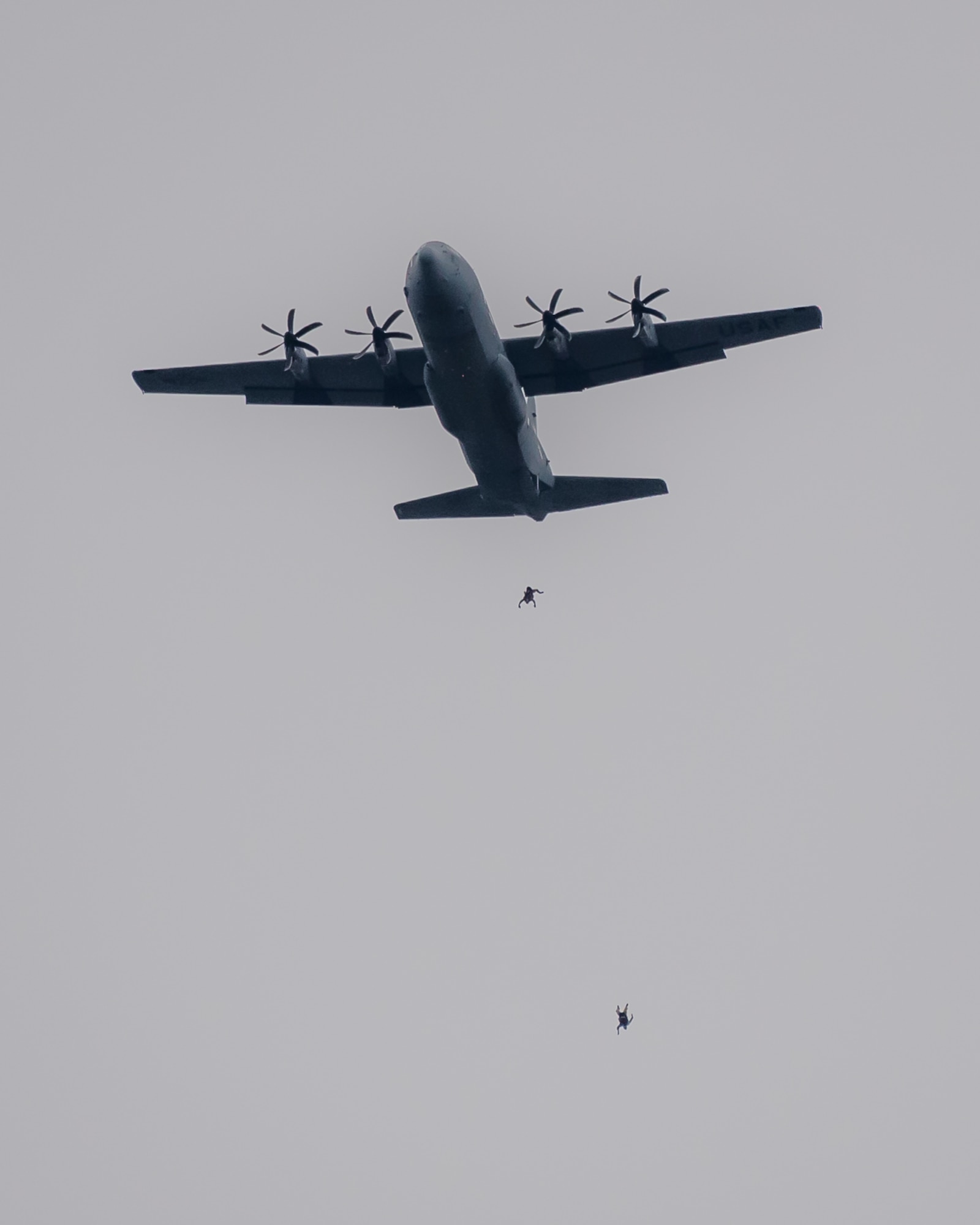 Special Operators from the Kentucky Air National Guard’s 123rd Special Tactics Squadron parachute into the Ohio River from a U.S. Air Force C-130J Hercules aircraft during the annual Thunder Over Louisville airshow in Louisville, Ky., April 13, 2019. Hundreds of thousands of spectators turned out to view the event, which has grown to become one of the largest single-day air shows in North America. (U.S. Air National Guard photo by Dale Greer)