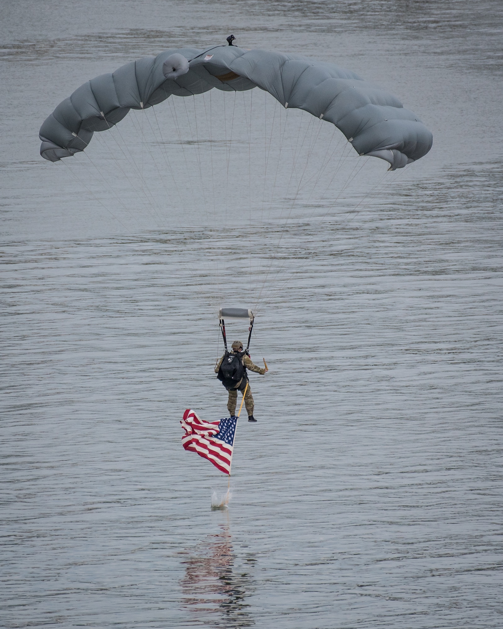 A Special Operator from the Kentucky Air National Guard’s 123rd Special Tactics Squadron parachutes into the Ohio River during the annual Thunder Over Louisville airshow in Louisville, Ky., April 13, 2019. Hundreds of thousands of spectators turned out to view the event, which has grown to become one of the largest single-day air shows in North America. (U.S. Air National Guard photo by Dale Greer)