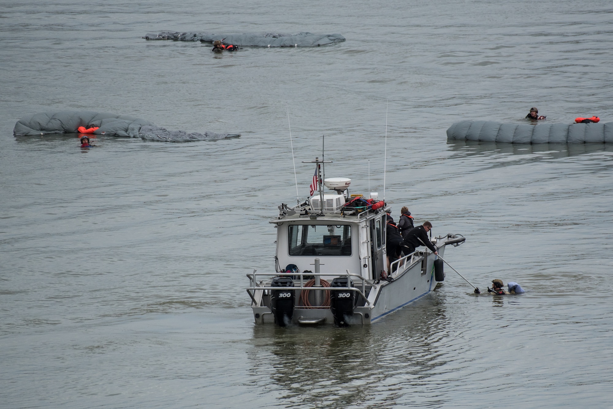 A recovery team from the Kentucky Air National Guard’s 123rd Special Tactics Squadron pull Airmen from the Ohio River after a parachute demonstration during the annual Thunder Over Louisville airshow in Louisville, Ky., April 13, 2019. Hundreds of thousands of spectators turned out to view the event, which has grown to become one of the largest single-day air shows in North America. (U.S. Air National Guard photo by Dale Greer)