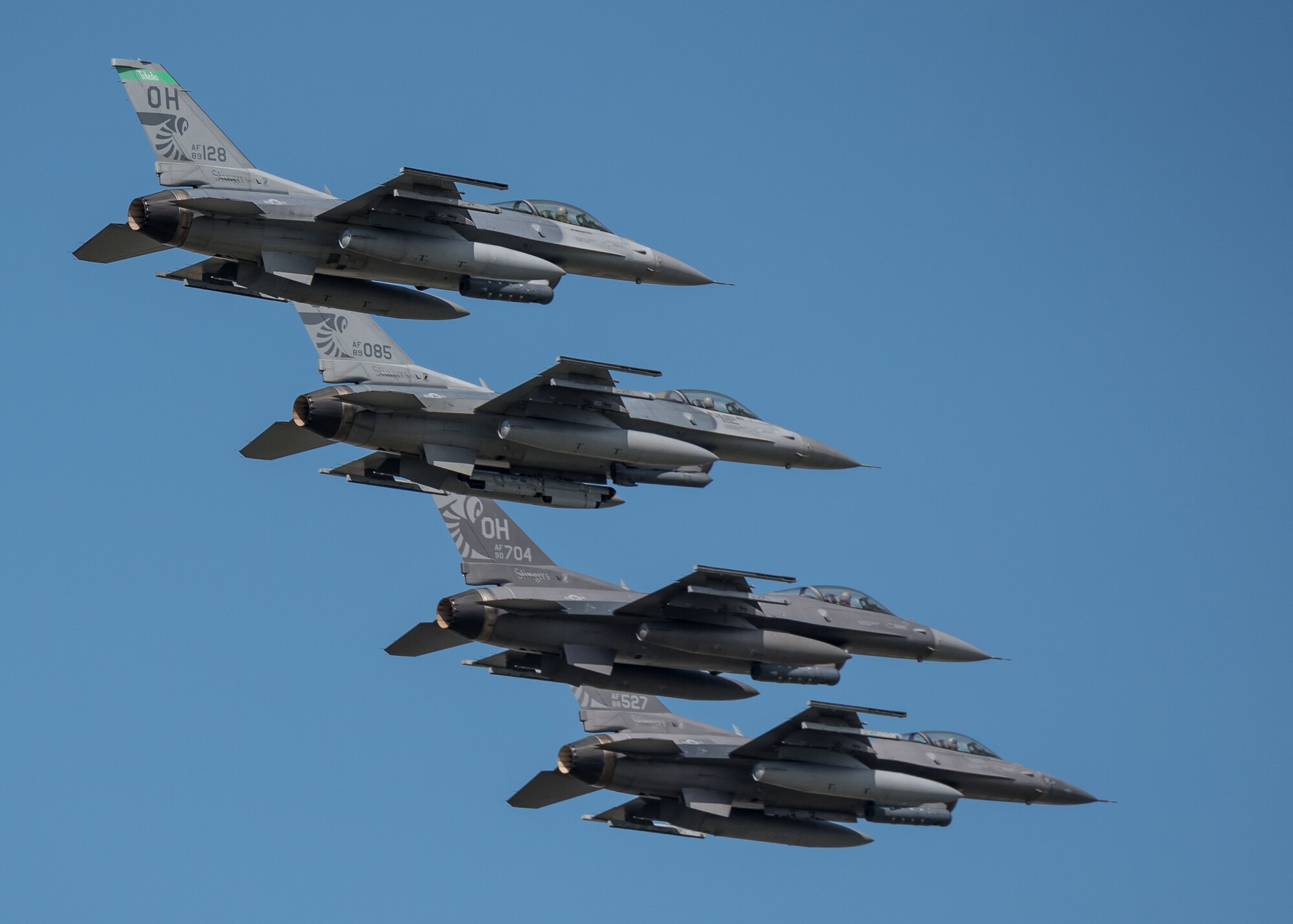 A group of F-16 Falcons from the Ohio Air National Guard’s 180th Fighter Wing steaks over the Ohio River during the annual Thunder Over Louisville airshow in Louisville, Ky., April 13, 2019. Hundreds of thousands of spectators turned out to view the event, which has grown to become one of the largest single-day air shows in North America. (U.S. Air National Guard photo by Dale Greer)