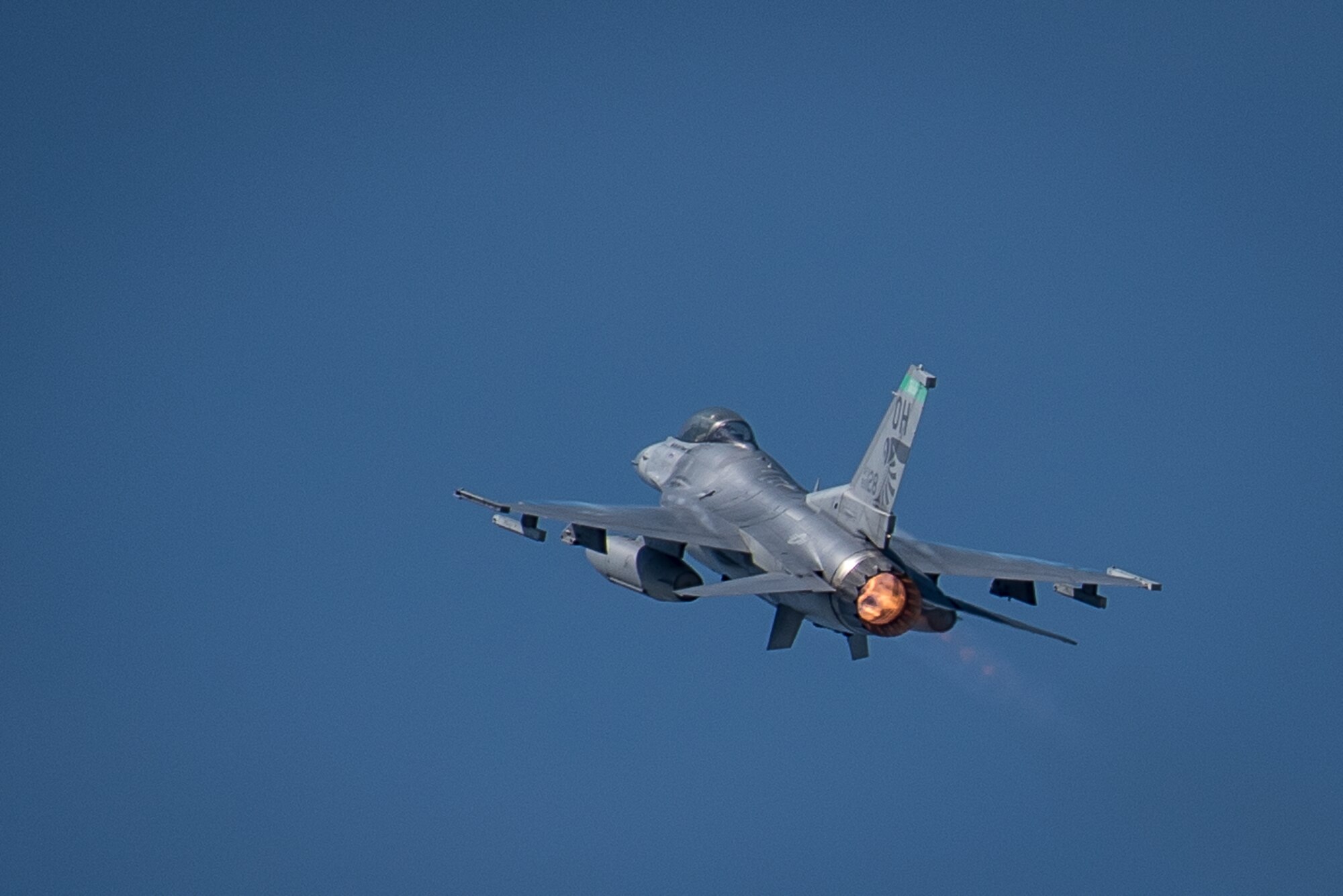 An F-16 Falcon from the Ohio Air National Guard’s 180th Fighter Wing steaks over the Ohio River during the annual Thunder Over Louisville airshow in Louisville, Ky., April 13, 2019. Hundreds of thousands of spectators turned out to view the event, which has grown to become one of the largest single-day air shows in North America. (U.S. Air National Guard photo by Dale Greer)