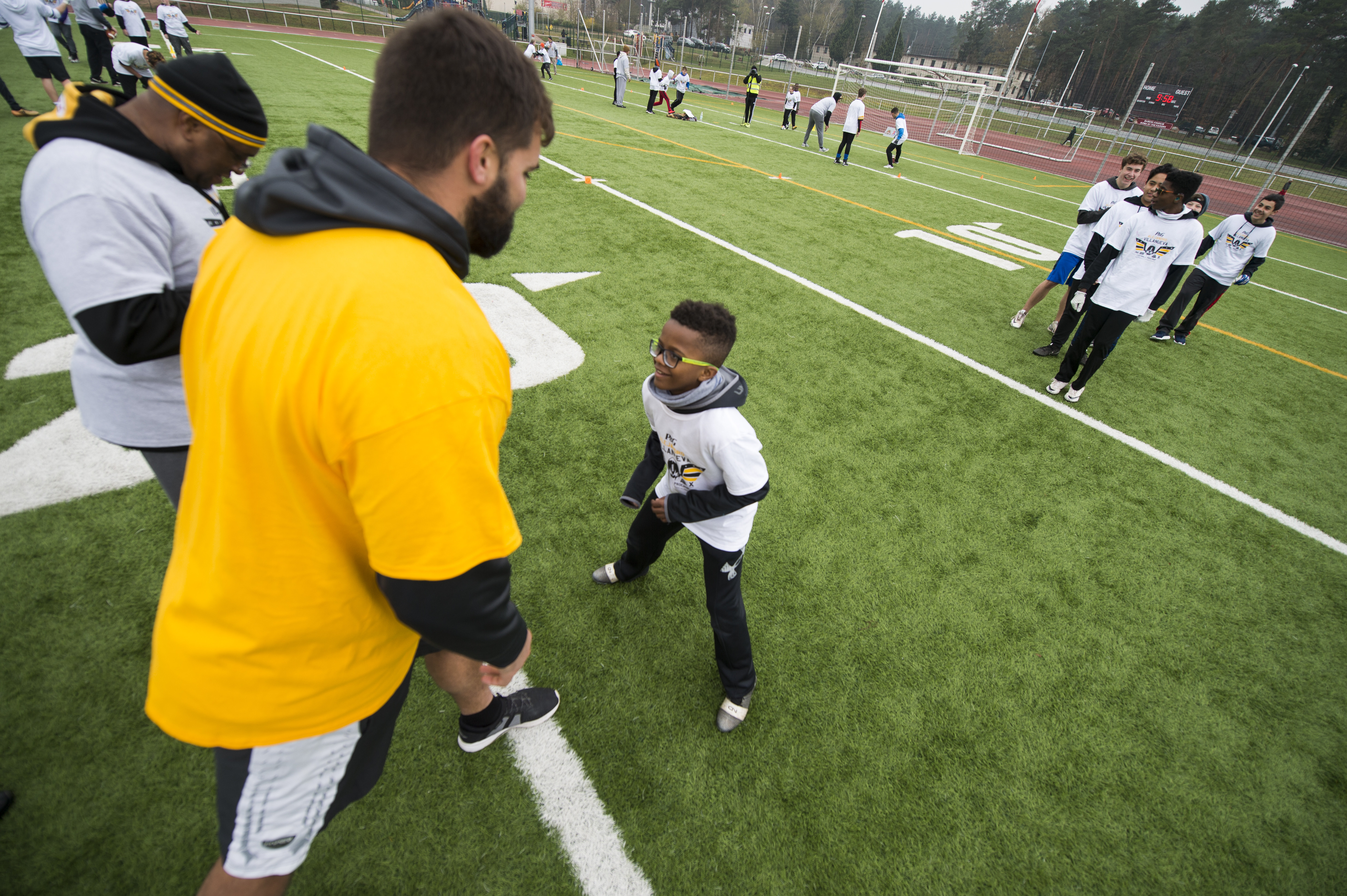 Former Army Officer Current Nfl Player Gives Back To Service