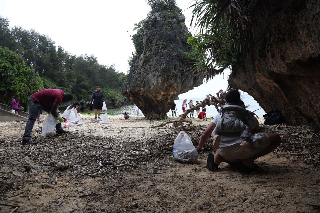 日米のボランティア53人が読谷村の瀬名波ビーチに集合し、大量のゴミを拾い集めました。参加した子どもたちも一生懸命ゴミ拾いのお手伝い。