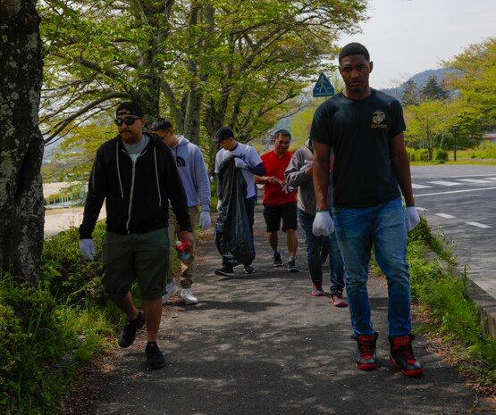 Service members clean up Kintaikyo Bridge area