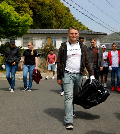 Service members clean up Kintaikyo Bridge area