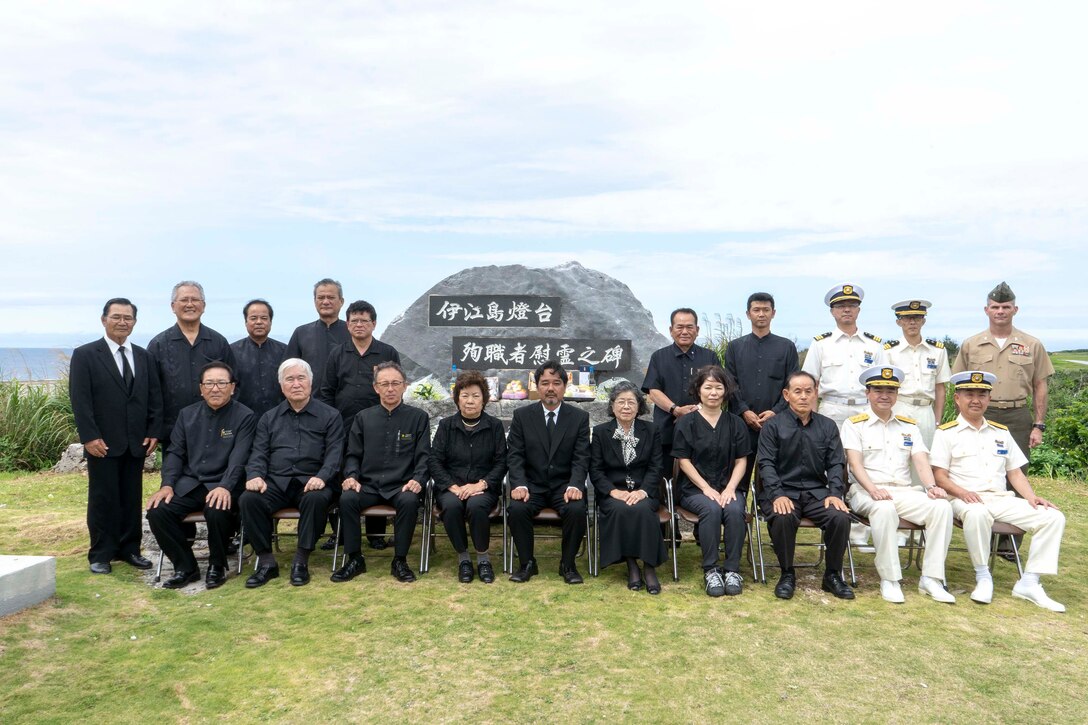日米関係者が4月21日に行われた伊江島灯台殉職者慰霊式に参列しました。