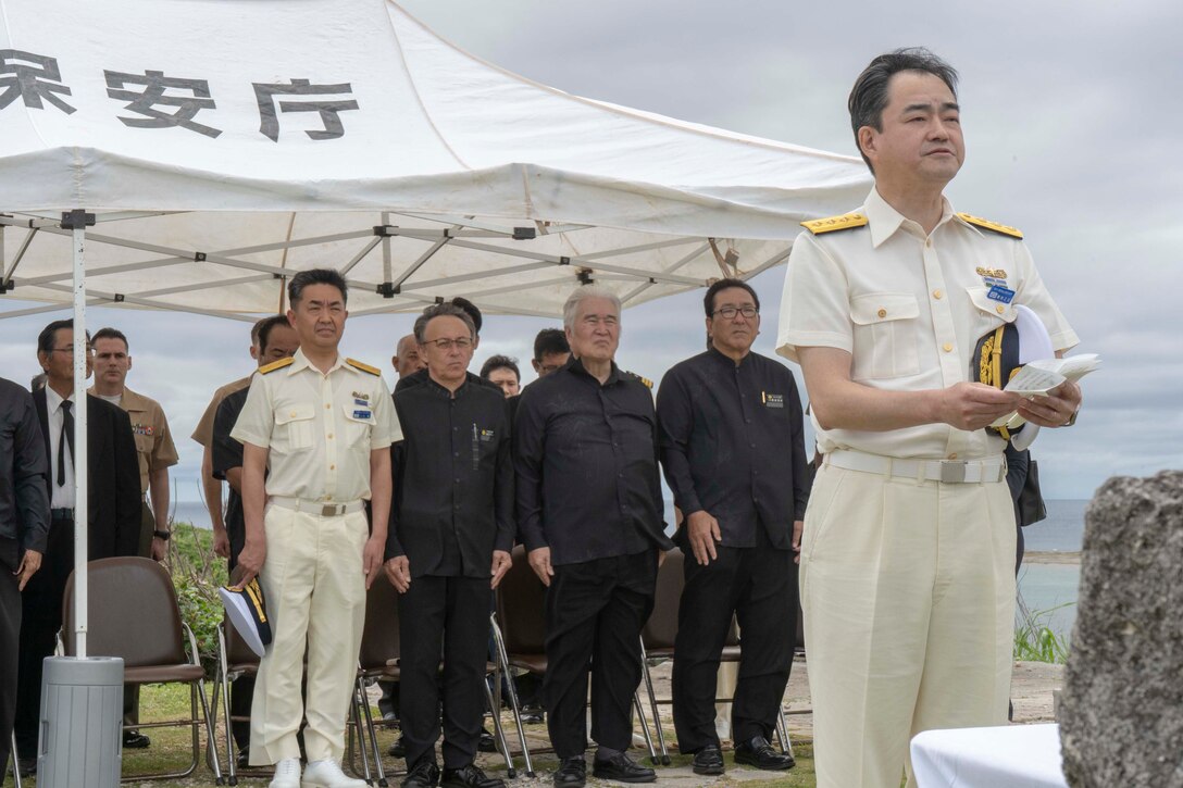 葛西正記第11管区海上保安本部長が伊江島灯台殉職者慰霊式のオープニングメッセージを読み上げる。