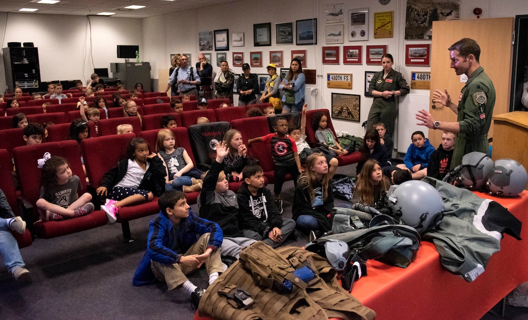 Spangdahlem Elementary School visits 480th FS