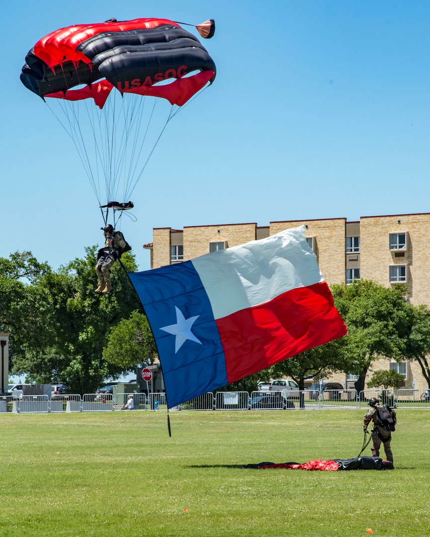 Members of the U.S. Army Black Daggers Parachute Demonstration Team parachute into MacArthur Parade Field April 20, 2019, at Joint Base San Antonio-Fort Sam Houston, Texas during the Fiesta and Fireworks Extravaganza. Fiesta honors the long-standing partnership between the U.S. military and San Antonio in annual Fiesta events, which commemorate TExas’ independence after the Battle of San Jacinto and the Alamo.  (U.S. Air Force photo by Senior Airman Stormy Archer)