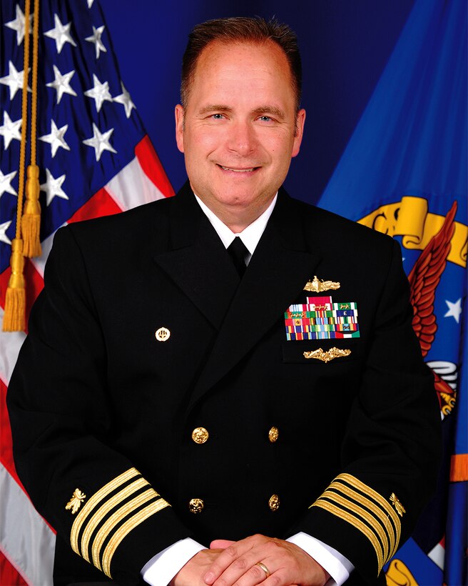Matthews receives DSSM for achievements as commander, DLA Distribution Norfolk, Virginia