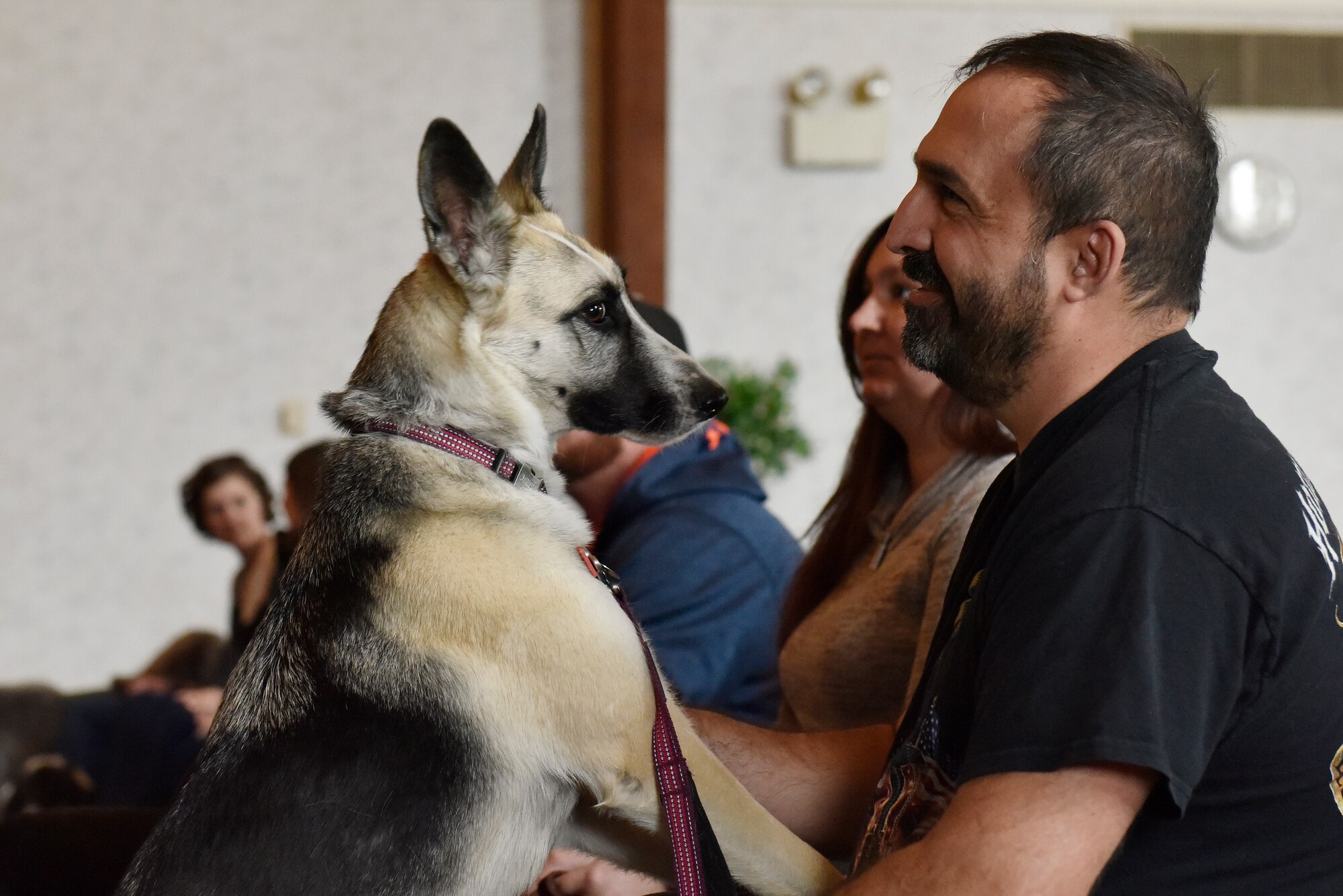 Sacramento area veterans graduate 4 Paws 2 Freedom at Beale