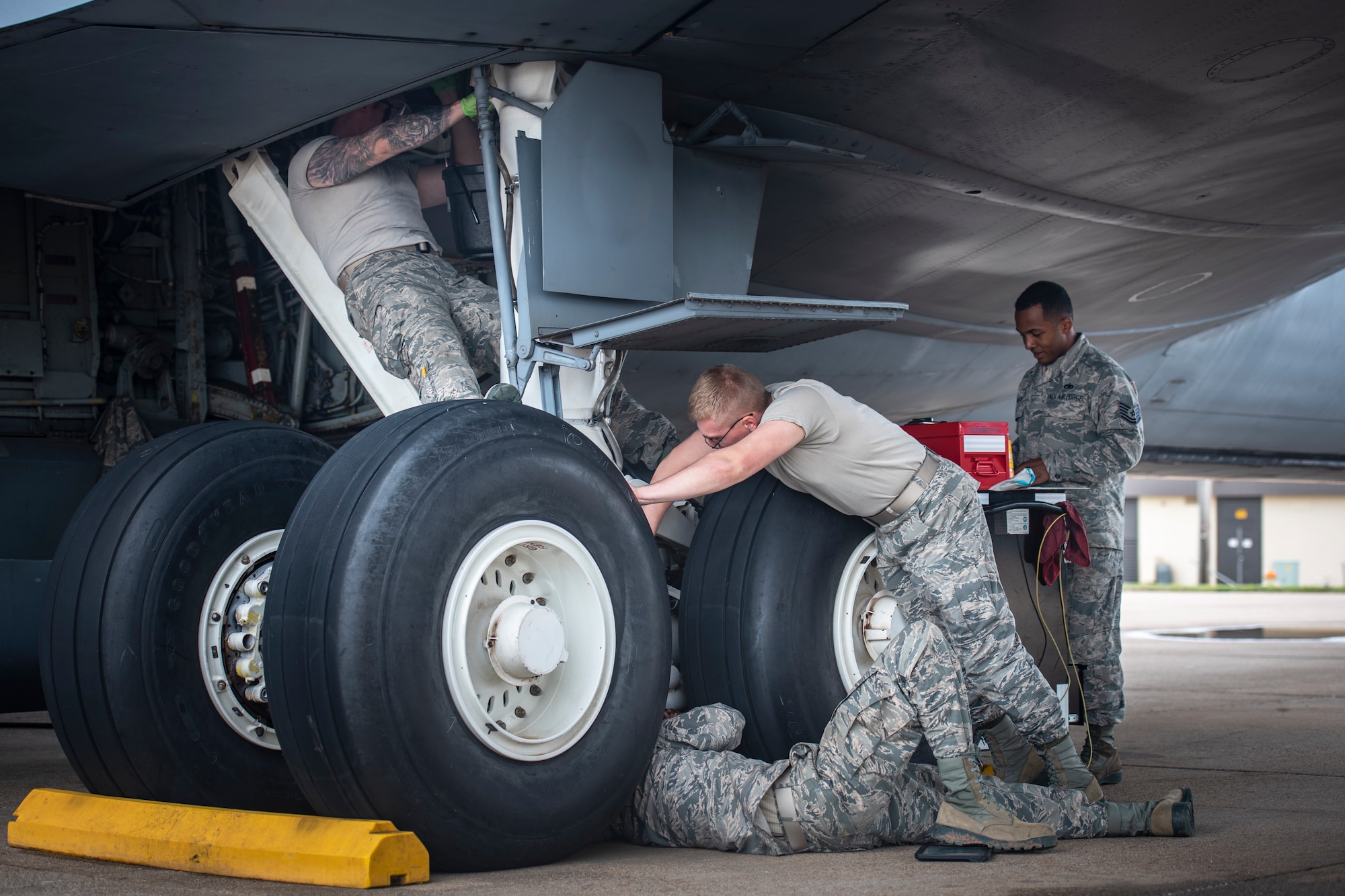 362nd Training Squadron KC-135 crew chief apprentice course students service a KC-135 Stratolifter at Sheppard Air Force Base, Texas, April 24, 2019. Staff Sgt. Weston Brady, top, and Airman Jacob Fellows, glasses, are servicing the shock strut. Meanwhile Airman 1st Class Evon Williams, laying down, is practicing his safety wiring as Tech. Sgt. Brandon Garcia, instructor, supervises. (U.S. Air Force photo by Airman 1st Class Pedro Tenorio)