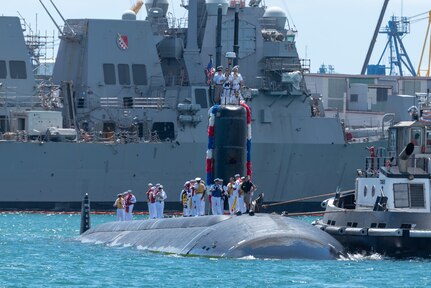 PEARL HARBOR -- Los Angeles-Class fast-attack submarine USS Santa Fe (SSN 763) and its crew arrive at Joint Base Pearl Harbor-Hickam, after completing their latest deployment, April 22. (U.S. Navy Photo by Mass Communication Specialist 1st Class Daniel Hinton)