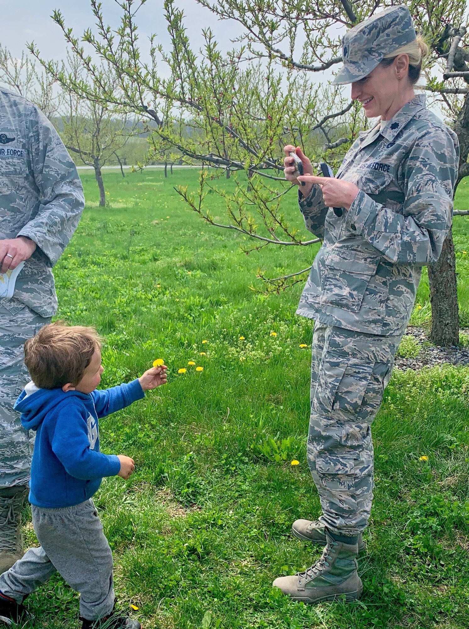 Michael James, age 4, pauses the 2019 Air Force District of Washington Commander and Spouse Orientation Course tour at Gettysburg Battlefield, Pennsylvania, April 18 to give Lt. Col. Baker a dandelion he picked and thank her for her service.