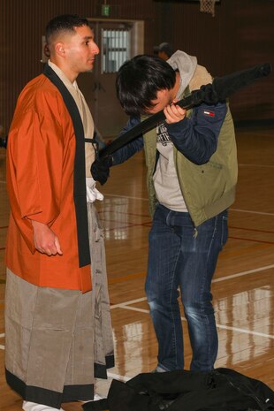 US Marines experience traditional Japanese culture