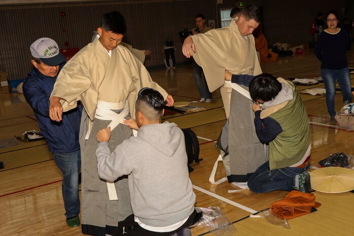 US Marines experience traditional Japanese culture