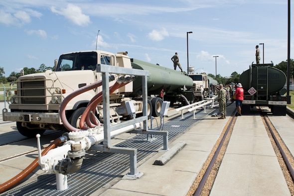 U.S. Army Soldiers assigned to the 705th Company, 318th Battalion, and contracted workers pump fuel at Shaw Air Force Base, South Carolina, July 26, 2019.