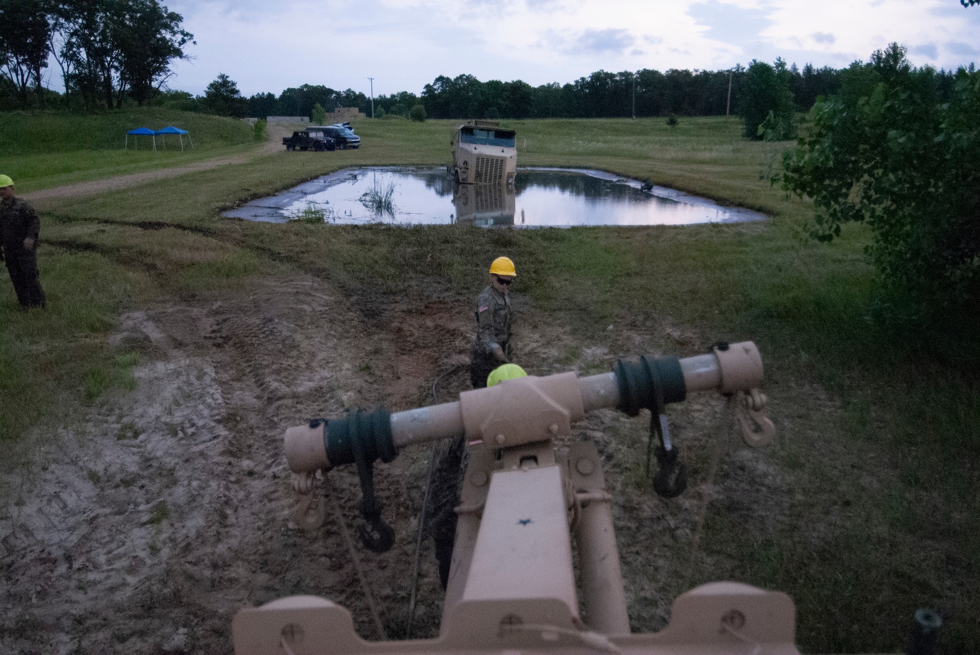 Soldiers dig deep for wheeled vehicle mechanic training