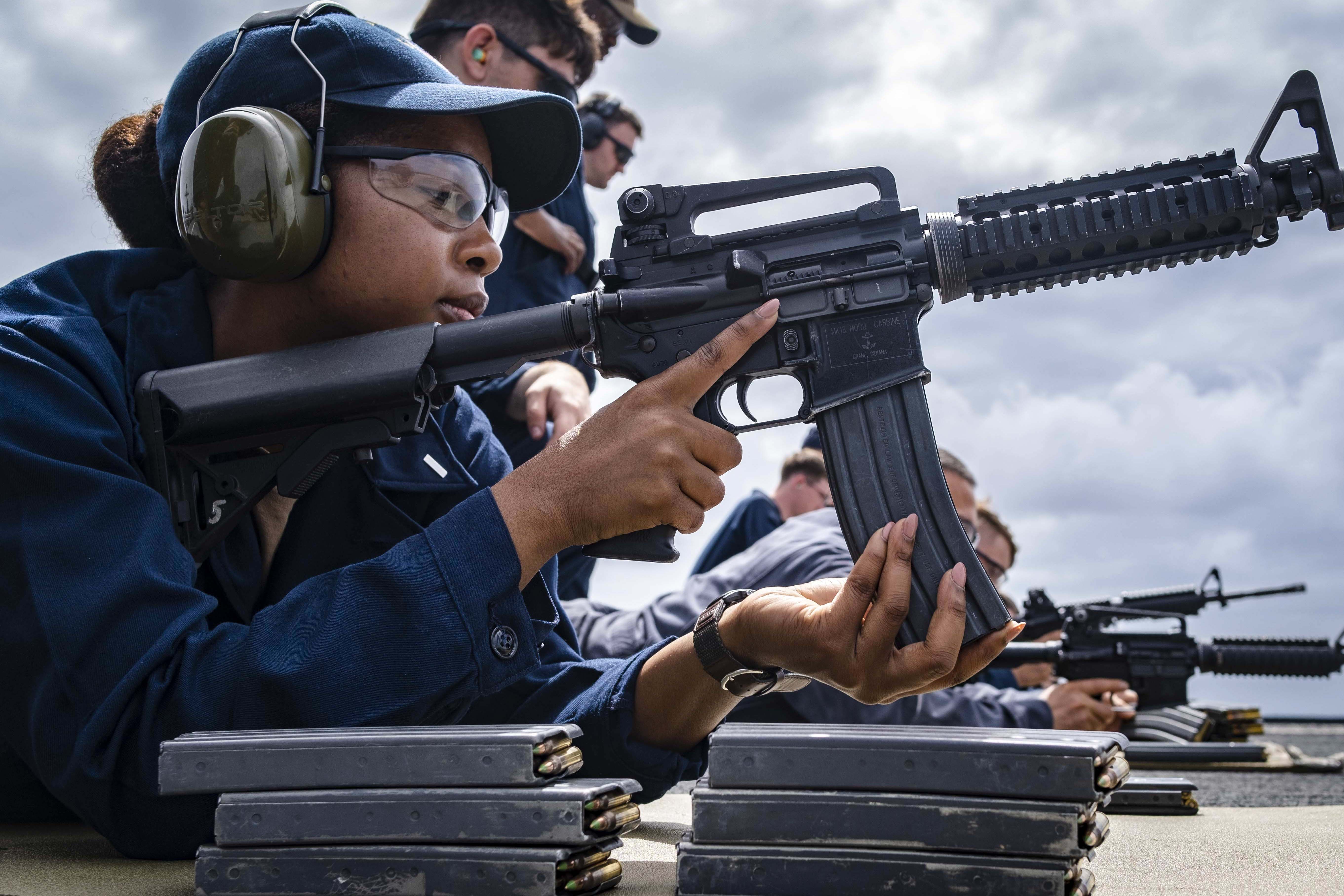 Navy Lt J g Keneisha Brown Loads A Magazine Into An M4 Carbine Rifle 