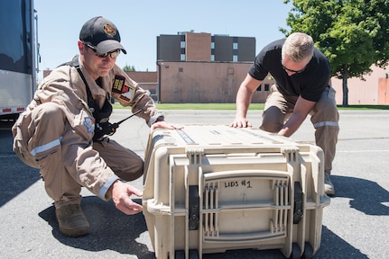 Idaho National Guard’s 101st WMD CST trained with the Nampa Police Department. The 101st has the capabilities to retrieve and test chemical, biological, radiological or nuclear agents. The 101st and the Nampa Police Department have responded to real-world missions together in the past.