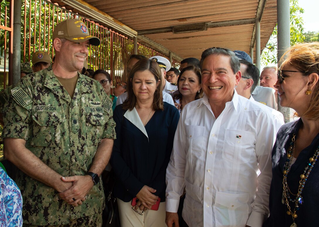 Panamanian President Laurentino Cortizo talks with U.S. military personnel.