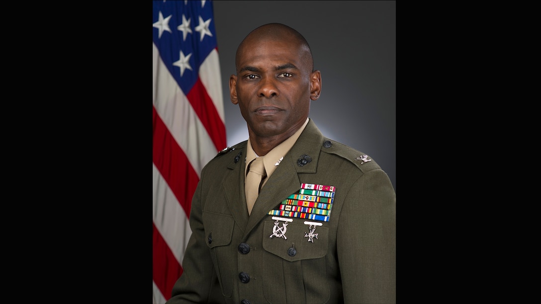 Former DLA Distribution San Joaquin, California commander receives Defense Superior Service Medal