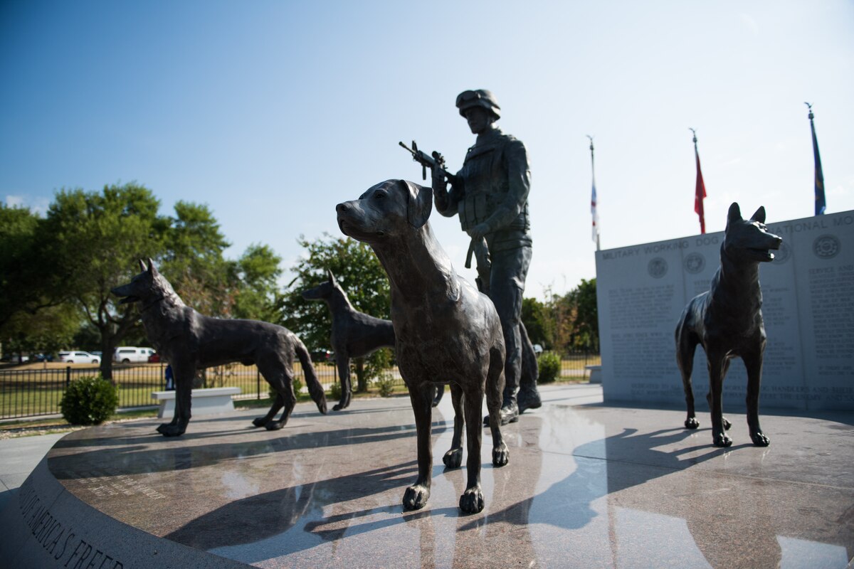 JBSA-Lackland, USPS San Antonio honor Military Working Dogs > Air