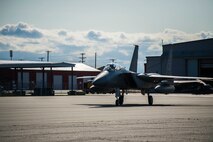 U.S. Airmen assigned to the 67th Aircraft Maintenance Unit, Kadena Air Base, Japan, prepare an F-15 Eagle for takeoff at Allen Army Airfield during Red Flag-Alaska 19-3 at Fort Greely, Alaska, Aug. 8, 2019. During the exercise, Fort Greely was used to implement agile combat employment, which allows aircraft maintainers to perform maintenance operations in remote locations with as few people as possible. (U.S. Air Force photo by Senior Airman Isaac Johnson)