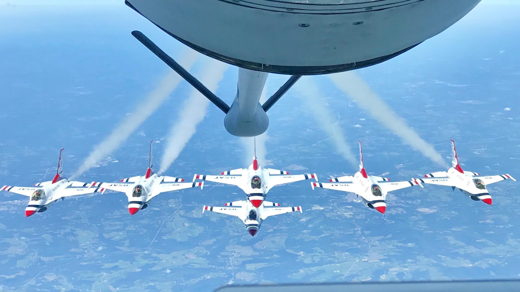 Media members witness Thunderbird refueling > 927th Air Refueling 