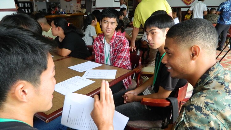 海兵隊が高校生の夏季英語クラスをサポート 在日米海兵隊 News