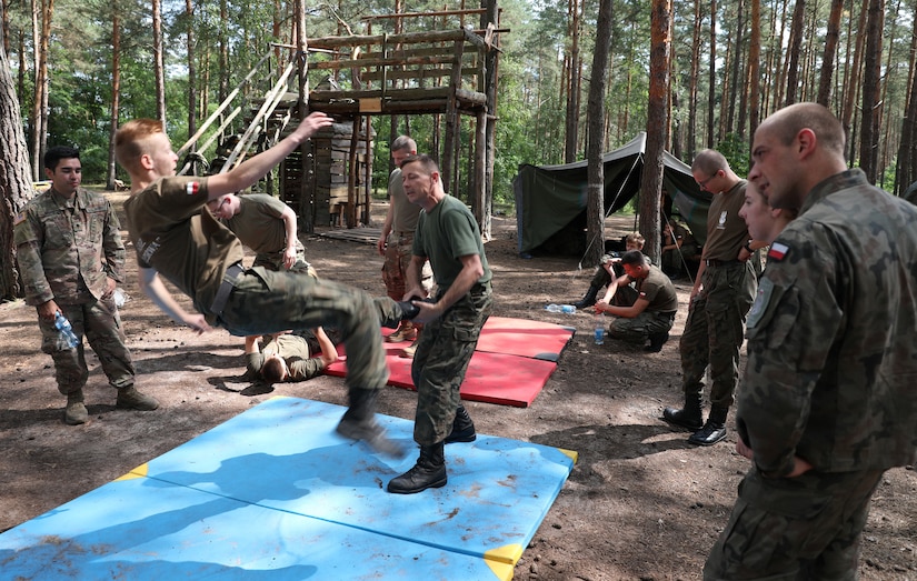 U.S. Soldiers train Poland's future defenders