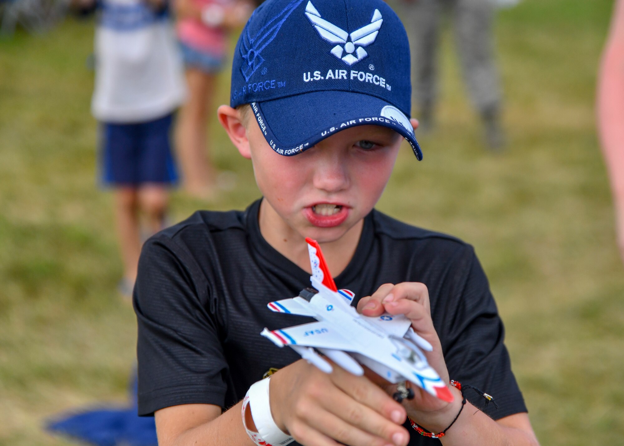 Iowa native mimics the sound of a F-16 Fighting Falcon