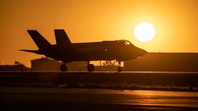 An F-35A Lightning II taxis during sunset