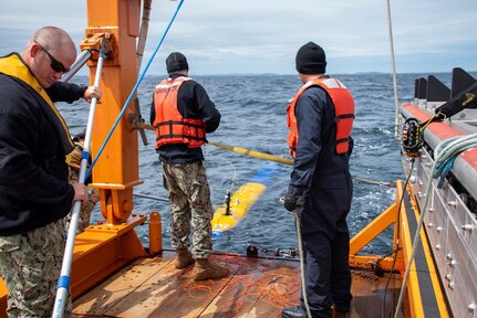 MASSACHUSETTS BAY (May 13, 2019) Sailors assigned to the Knifefish unmanned undersea vehicle (UUV) test team assist in the recovery of the Knifefish UUV during an operational assessment conducted by members from Operational Test and Evaluation Force (OPTEVFOR).