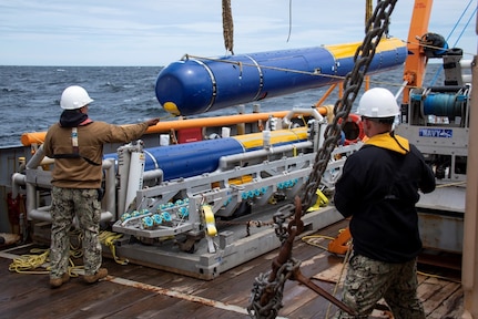 MASSACHUSETTS BAY (May 13, 2019) Senior Chief Mineman Abraham Garcia, left, and Aerographer’s Mate 1st Class Joshua Gaskill, members of the Knifefish unmanned undersea vehicle (UUV) test team, man tending lines during crane operations as part of an operational assessment conducted by members from Operational Test and Evaluation Force (OPTEVFOR)