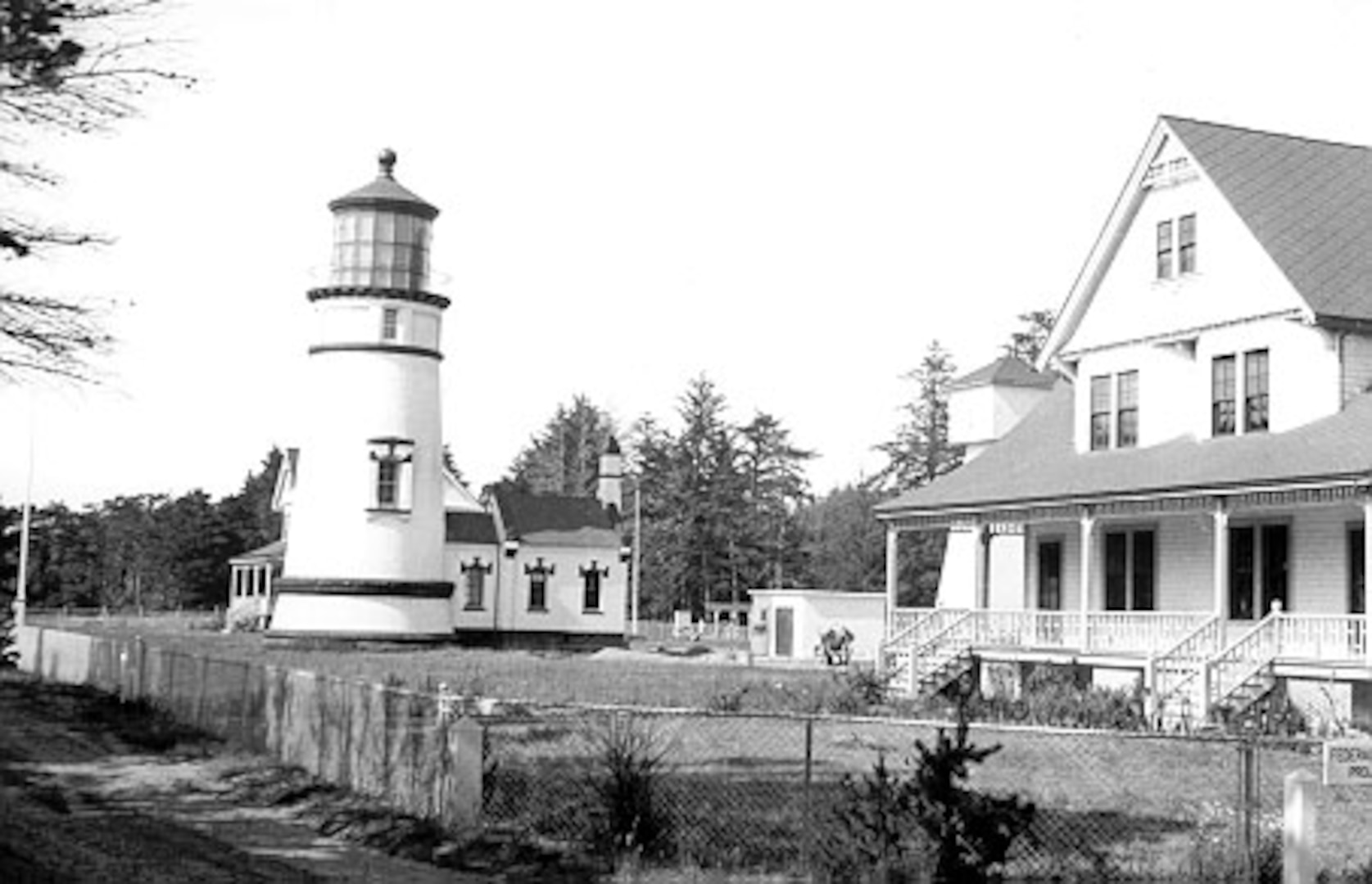 Umpqua Rocks - Black and White - online Oregon