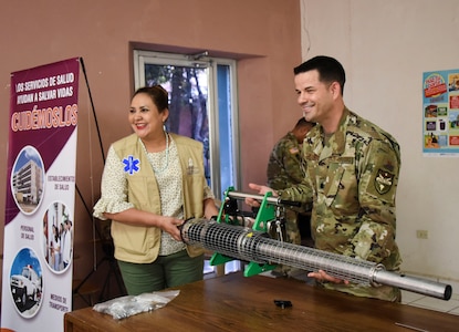 FTC-Bravo dona equipo para apoyar el combate del dengue en Comayagua