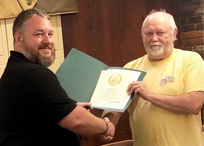 Daimon McNew (left) presented Michael Mann with the Commander’s Award for Civilian Service and Length of Service Certificate.