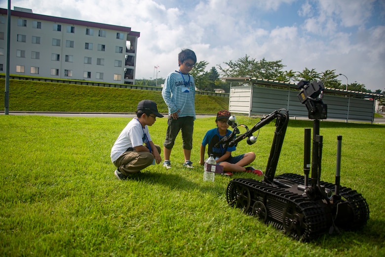 キャンプ富士の爆発物処理班が使うロボットを観察する小学生。静岡県御殿場市にある国立中央青少年交流の家で地域の小学５・６年生を対象にしたイングリッシュ・キャンプが開催され、キャンプ富士の海兵隊員らが全面協力しました。