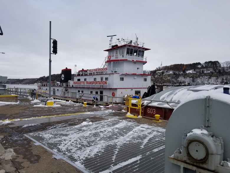 Tow boat in a lock chamber