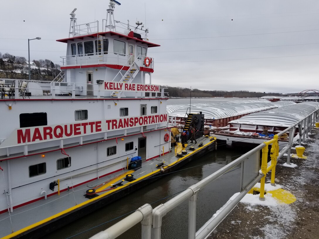 Tow boat in a lock chamber