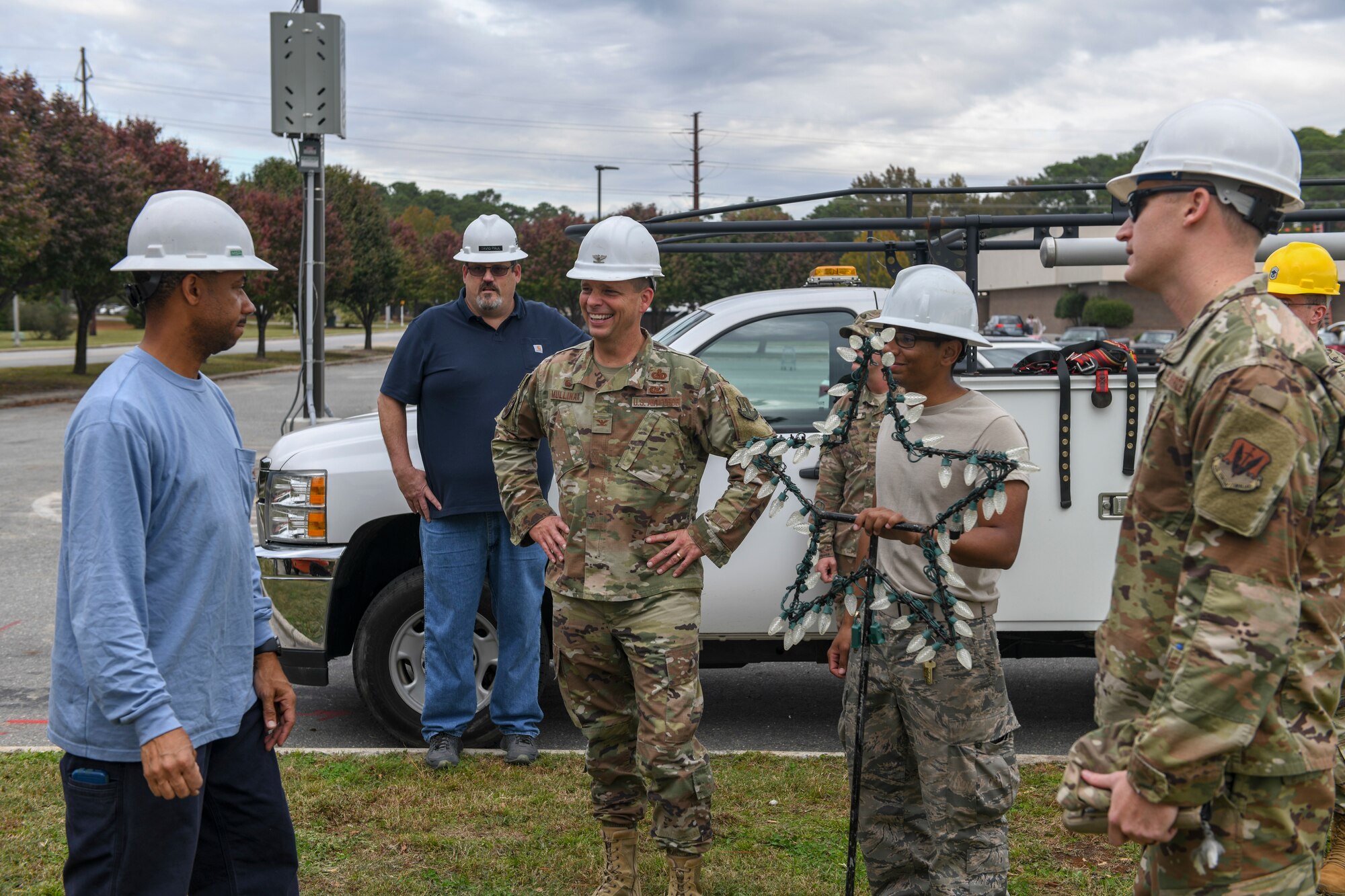 4th MSG commander places star on holiday tree